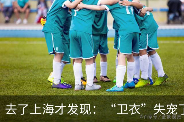 去了上海才发现：“卫衣”失宠了，满街都在穿“奶奶衫+半身裙”